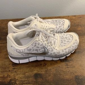 NIKE cheetah sneakers / size 8.5